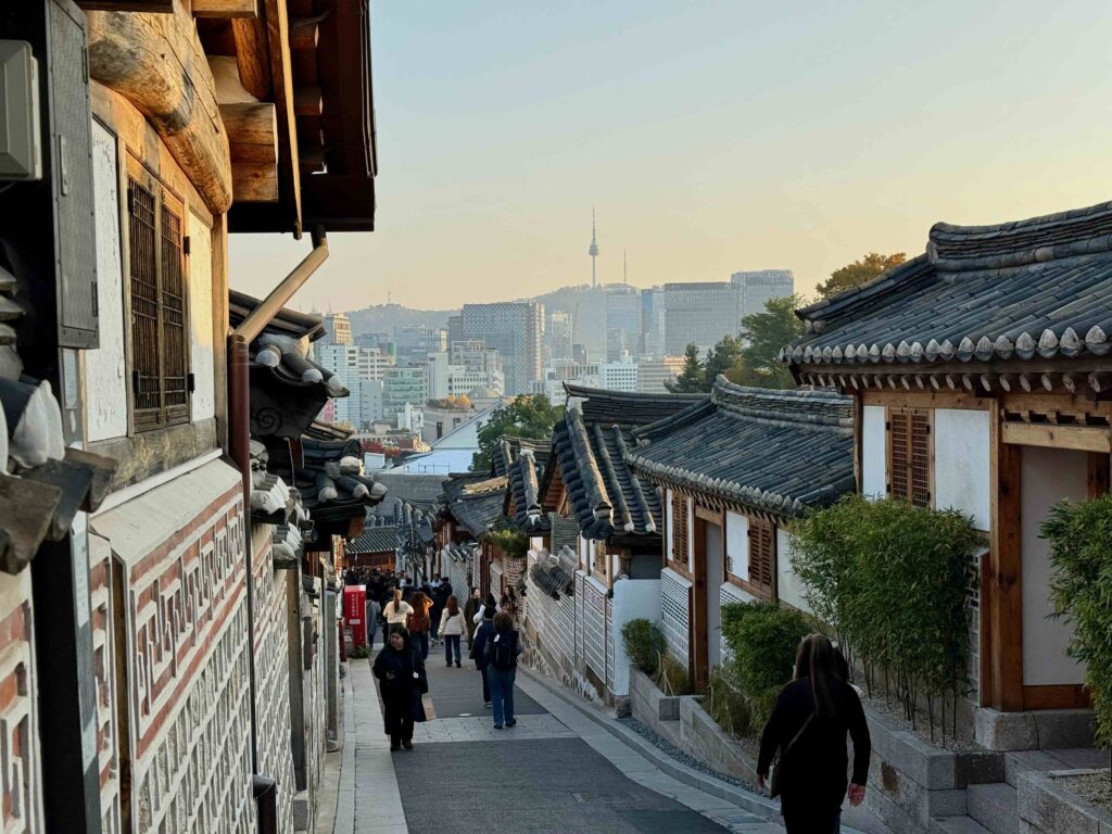 ✈️ Seoul in 4 Tagen: Sehenswürdigkeiten, Tipps & ÖV-Guide für deine Reise (2025) Bukchon Hanok Village 1024x768
