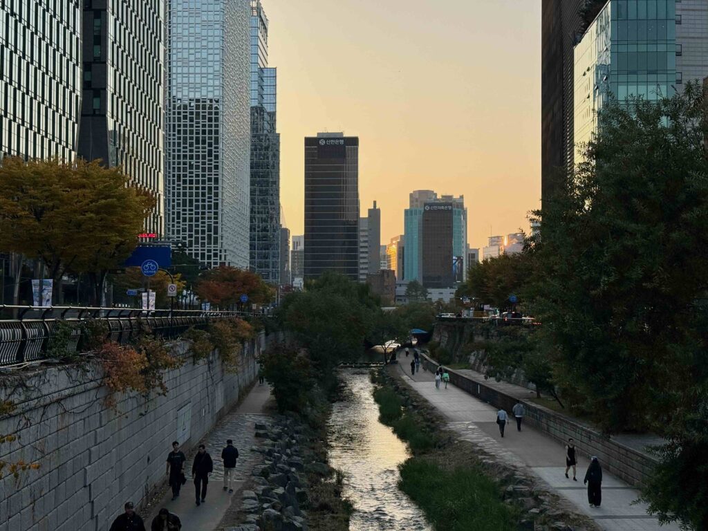 ✈️ Seoul in 4 Tagen: Sehenswürdigkeiten, Tipps & ÖV-Guide für deine Reise (2025) Cheonggyecheon 1024x768