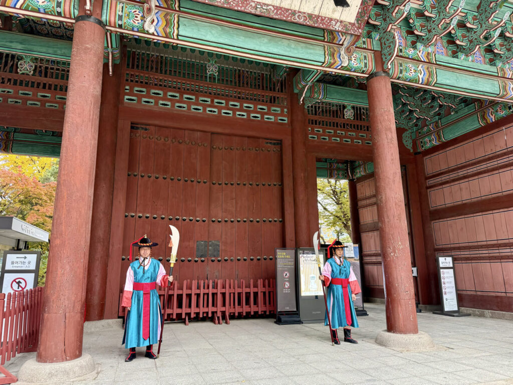 ✈️ Seoul in 4 Tagen: Sehenswürdigkeiten, Tipps & ÖV-Guide für deine Reise (2025) Deoksugung Wachen 1024x768