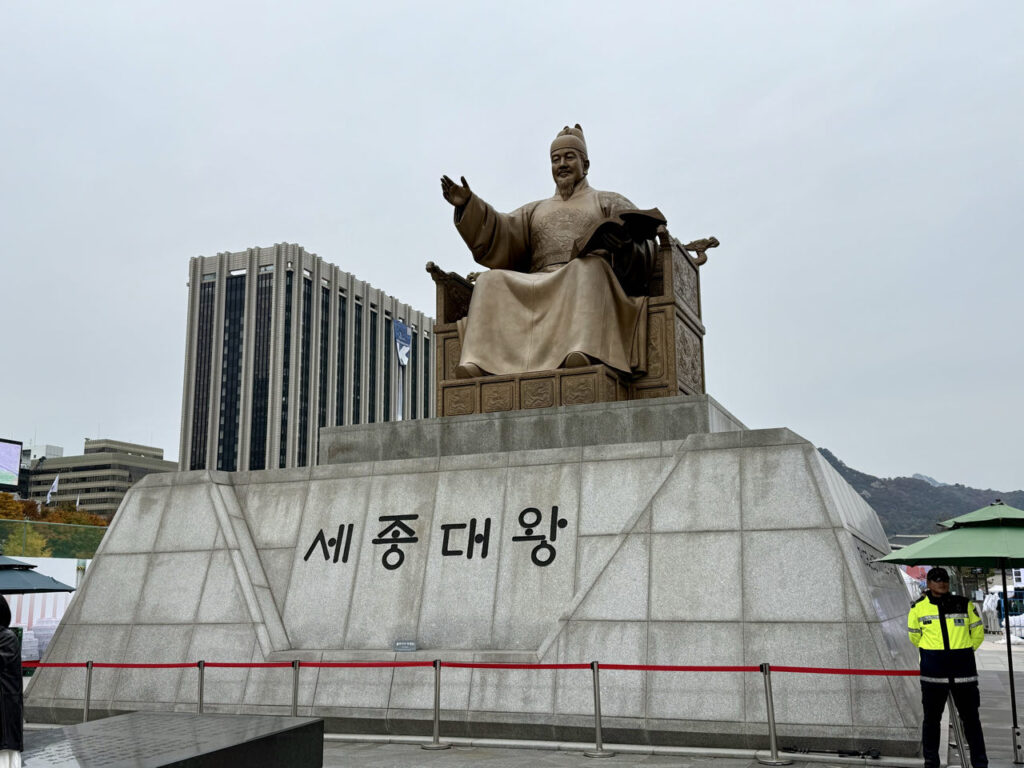 ✈️ Seoul in 4 Tagen: Sehenswürdigkeiten, Tipps & ÖV-Guide für deine Reise (2025) Gwanghwamun Platz 1024x768
