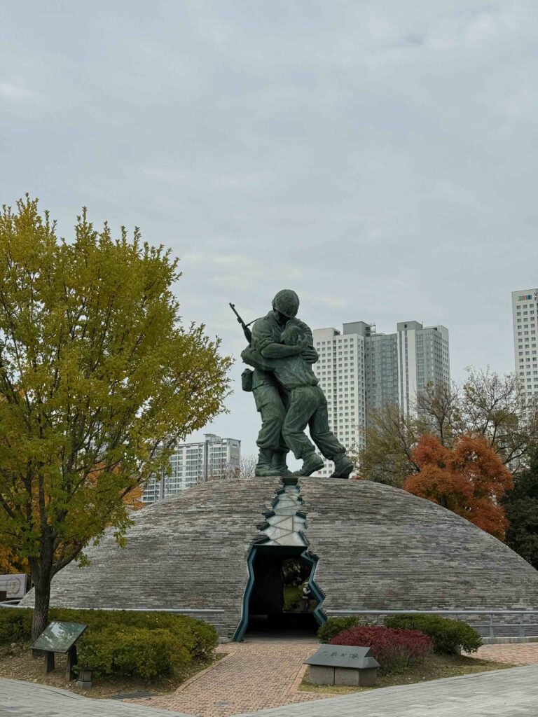 ✈️ Seoul in 4 Tagen: Sehenswürdigkeiten, Tipps & ÖV-Guide für deine Reise (2025) Korean War Memorial 768x1024