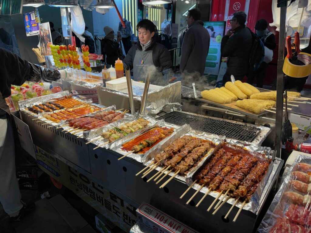 ✈️ Seoul in 4 Tagen: Sehenswürdigkeiten, Tipps & ÖV-Guide für deine Reise (2025) Myeongdong Night Market 1024x768