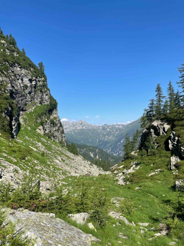 🥾 Vergeletto-Tal Wanderung: Bergsee, Seilbahn & einsame Natur im Tessin Abstieg 1 768x1024
