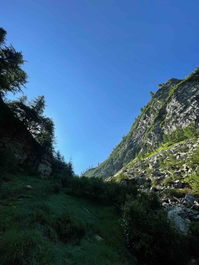 🥾 Vergeletto-Tal Wanderung: Bergsee, Seilbahn & einsame Natur im Tessin Abstieg 2 768x1024