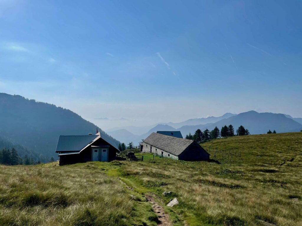 🥾 Vergeletto-Tal Wanderung: Bergsee, Seilbahn & einsame Natur im Tessin Capanna Salei 1024x768