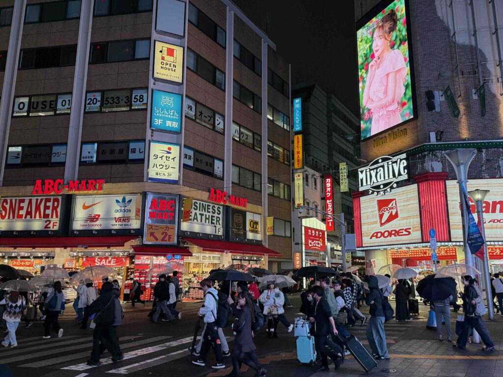 🚆 Tokio Transport Guide: So meisterst du den ÖV in Tokio (Suica, Flughäfen & Tipps) Ikebukuro 1024x768